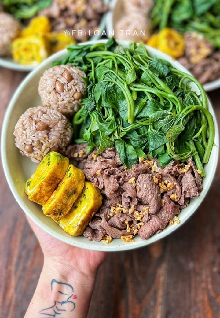 Cơm lứt mix lạc, rau lang luộc, thịt bò xào và trứng cuộn.