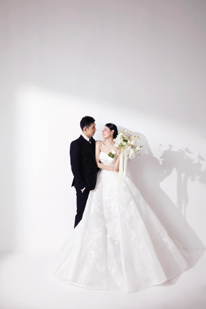 Minh Đạt sinh năm 1990, là con trai của Tổng giám đốc công ty nhựa Duy Tân. Anh tốt nghiệp thạc sĩ Quản trị Kinh doanh tại Đại học California, Mỹ. Hiện anh là giám đốc vận hành của công ty Plascene - chi nhánh của nhựa Duy Tân.