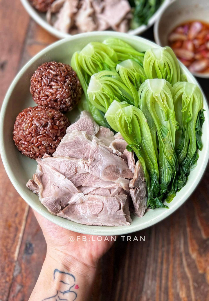 Đĩa ăn đơn giản với cơm lứt trộn dầu olive, rau cải luộc, thịt nạc dăm luộc.