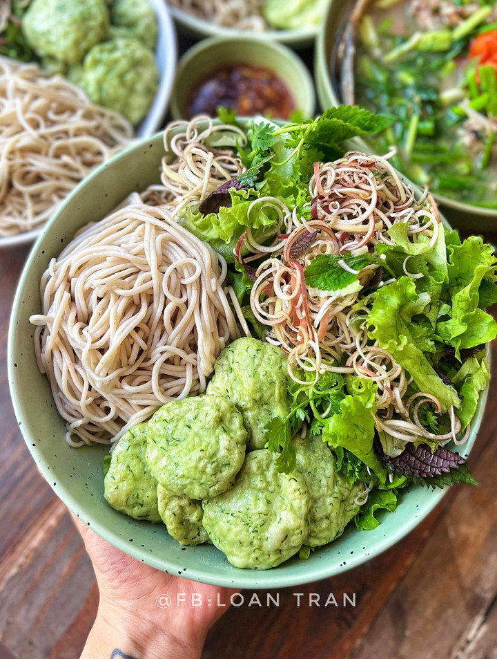 Bún lứt ăn với chả cá thì là và rau sống.