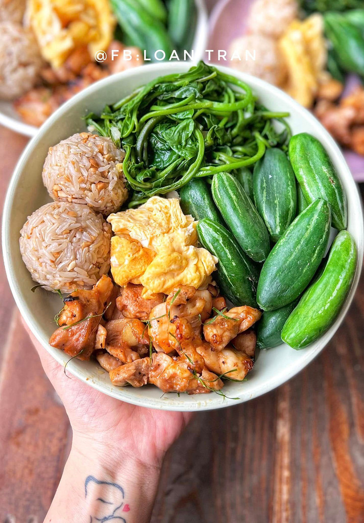 Cơm lứt mix lạc, mướp Nhật luộc, mùng tơi luộc, thịt gà nướng, trứng gà rán.