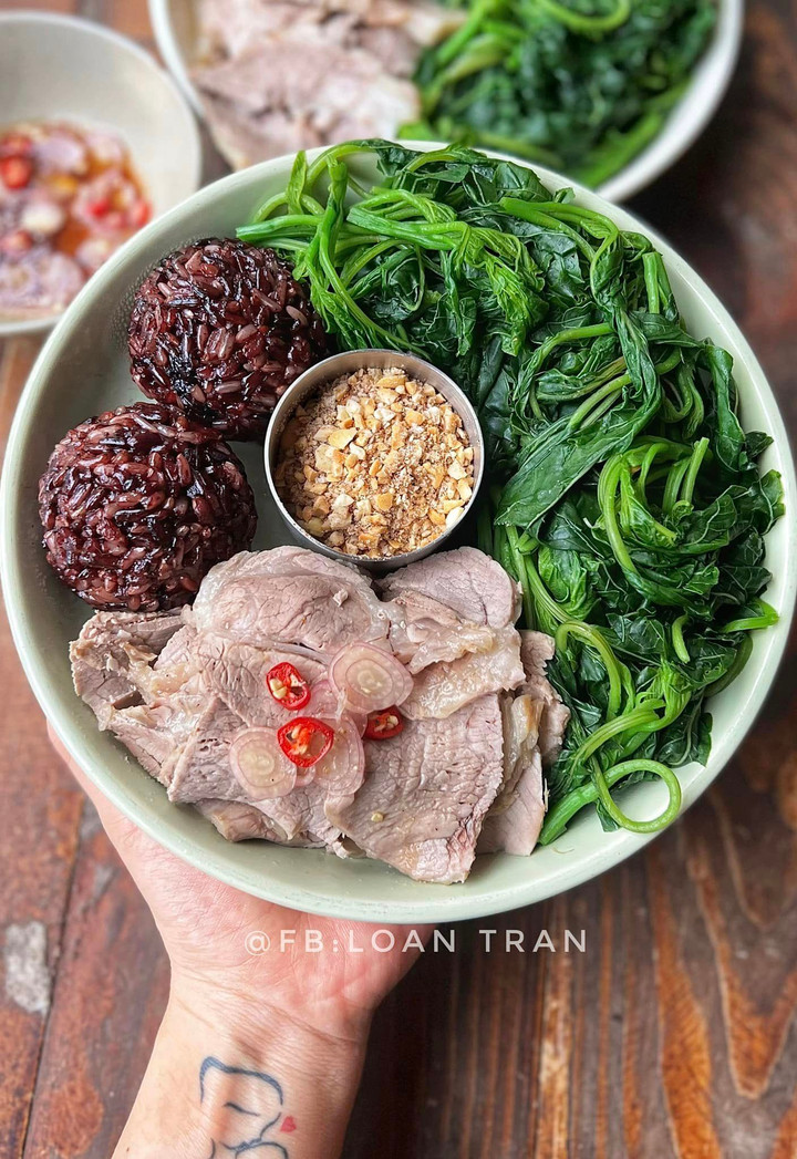 Cơm lứt muối vừng lạc ăn cùng rau dền luộc và thịt nạc luộc.