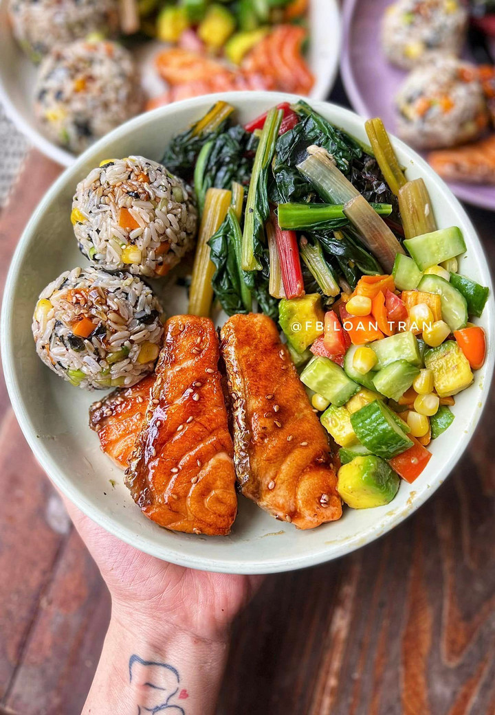 Cơm lứt rau củ rong biển ăn cùng cá hồi sốt, cải cầu vồng xào và salad củ quả.