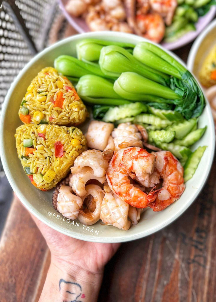 Món cơm lứt mix rau củ, rau cải luộc, nộm dưa chuột, tôm, mực xào.