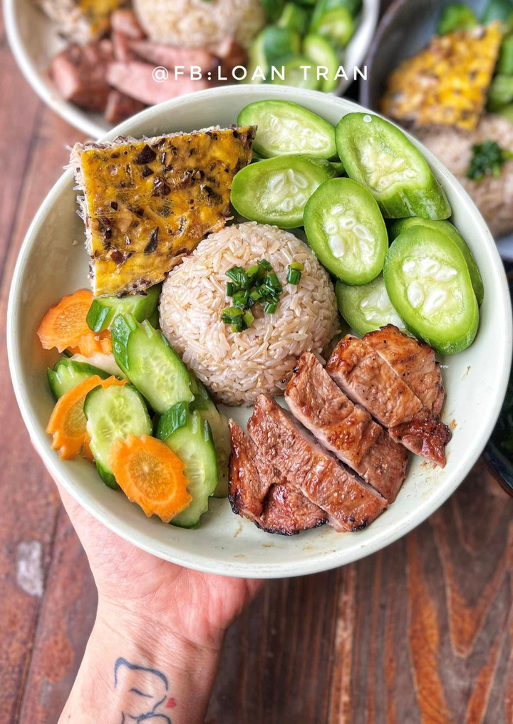 Cơm lứt, chả trứng đậu phụ, nộm chua ngọt, mướp Nhật luộc và thịt nướng.