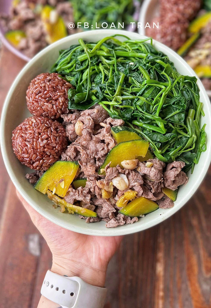 Cơm lứt, rau muống luộc và thịt bò xào bí đỏ.