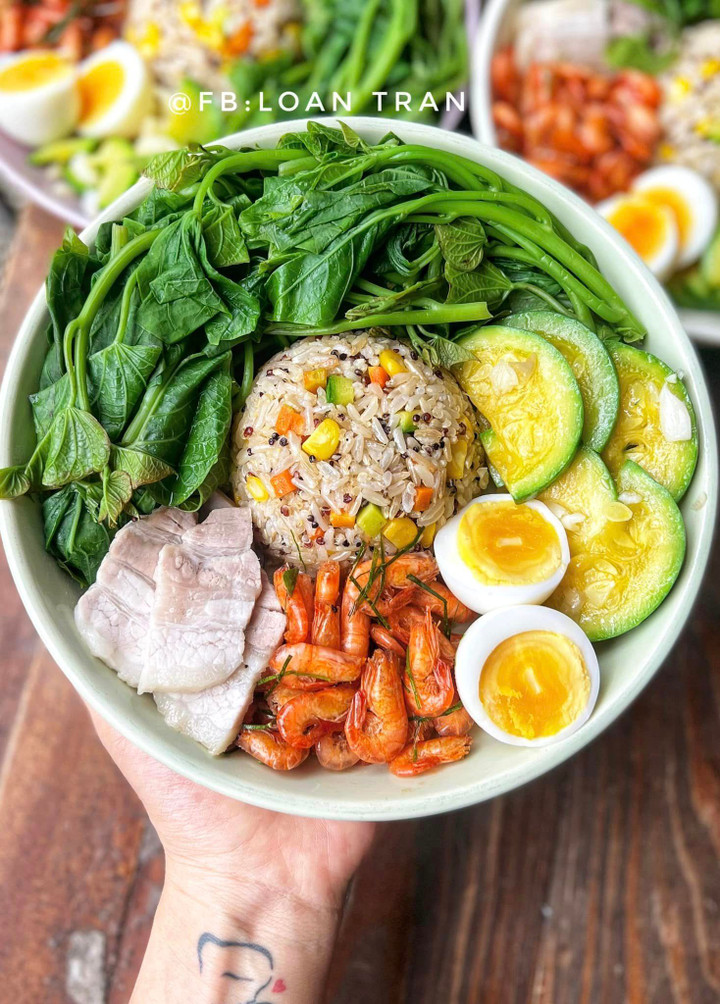 Cơm lứt mix rau củ, rau lang luộc, bí ngòi xào, thịt, trứng luộc, tôm rang lá chanh.