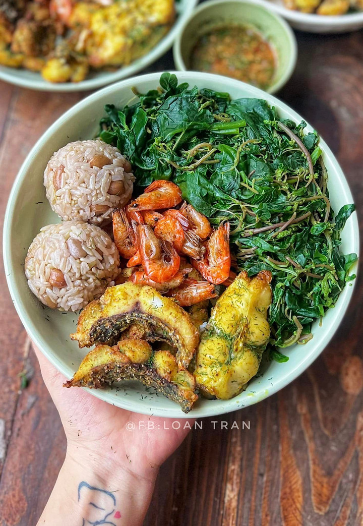 Cơm lứt mix lạc, rau dền cơm luộc, tôm rim, cá nướng.