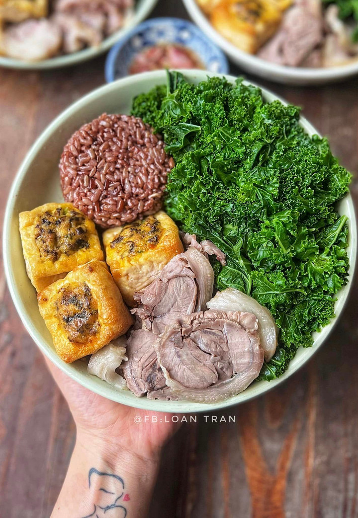Cơm lứt, rau cải kale luộc, thịt chân giò luộc, đậu phụ nhồi thịt.