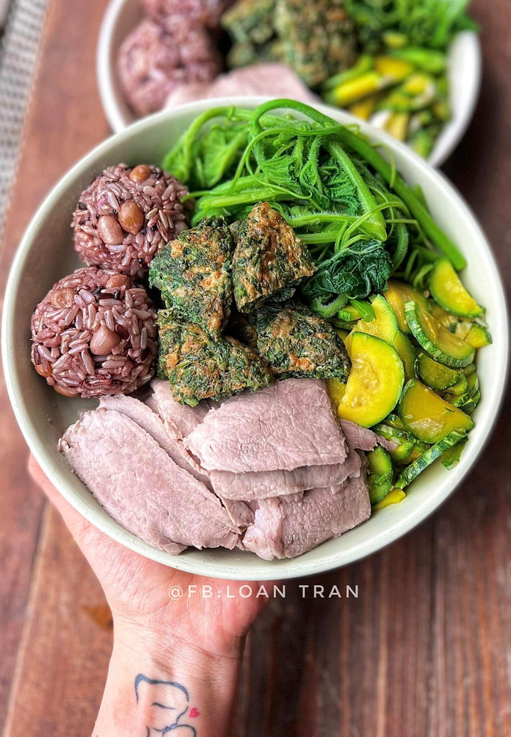 Cơm lứt mix hạt, rau bí luộc, bí non xào, thịt luộc, trứng rán ngải.