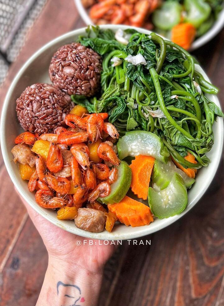 Cơm lứt mix lạc, tôm thịt rim dứa, rau lang xào ăn cùng bầu, cà rốt luộc.