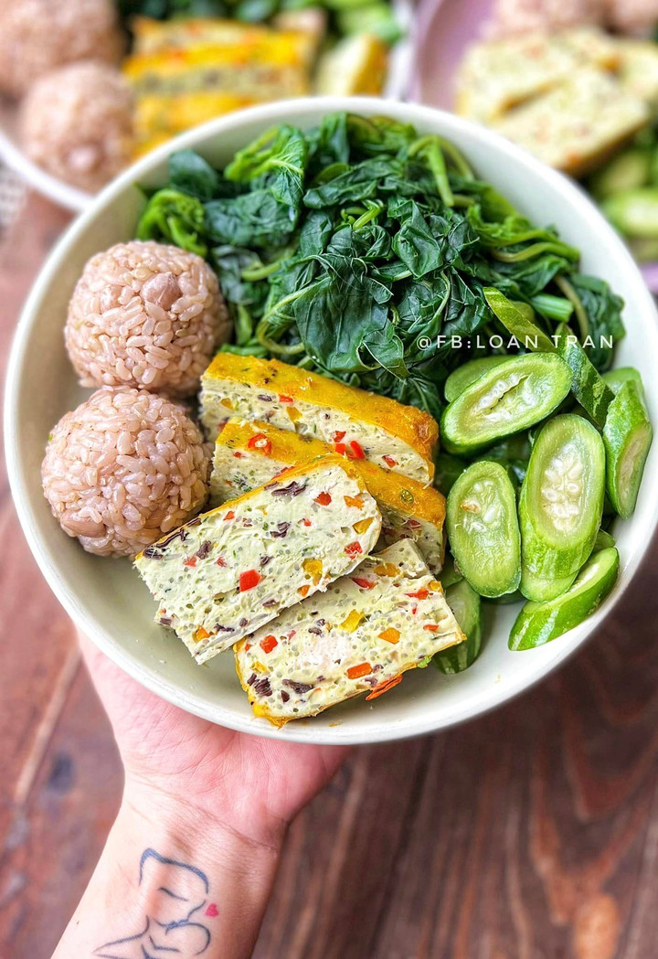 Cơm lứt, rau dền luộc, mướp Nhật luộc, chả ức gà rau củ.