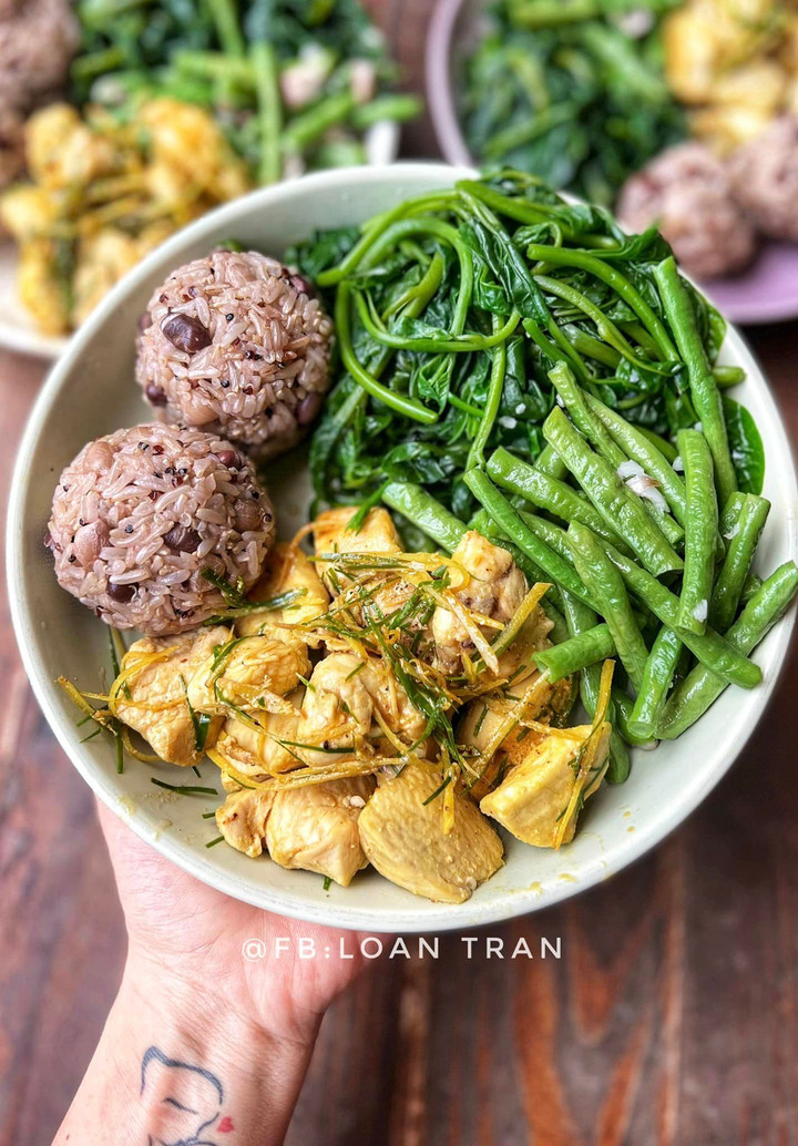 Cơm lứt ăn cùng chả trứng đậu phụ, nộm chua ngọt, mướp Nhật luộc, thịt nướng.