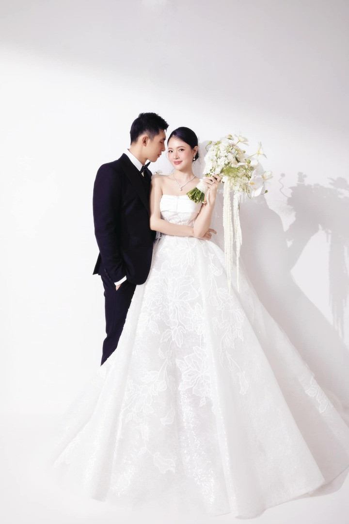 Sánh đôi bên cô dâu là chú rể Minh Đạt lịch lãm trong bộ vest đen. Thay vì tạo dáng cầu kỳ, Midu và chồng thể hiện những cử chỉ thân mật giống cuộc sống đời thường.