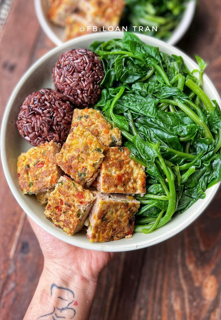 Bữa ăn đẹp mắt với cơm lứt, rau mùng tơi luộc, trứng đúc thịt.