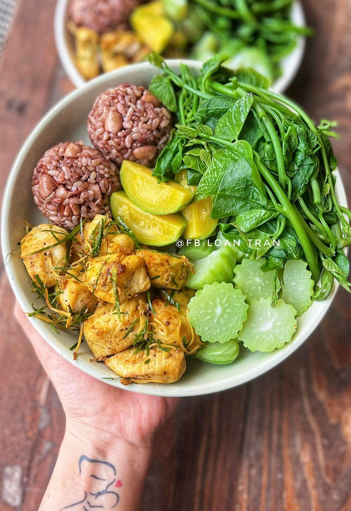 Cơm lứt hạt điều, thịt ức gà nướng, rau lang, susu, bí ngòi luộc.