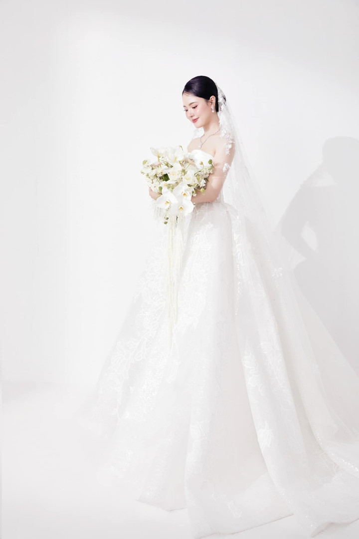 Chia sẻ cảm nhận về bạn đời, Midu cho biết cô thấy rất thân quen, có sự kết nối đặc biệt giữa hai người từ những lần gặp đầu tiên. Trong mắt nữ giảng viên thời trang, Minh Đạt là người suy nghĩ chín chắn, có trách nhiệm. Bản thân Midu cũng nỗ lực trong mọi việc nên cảm thấy hòa hợp và an toàn.