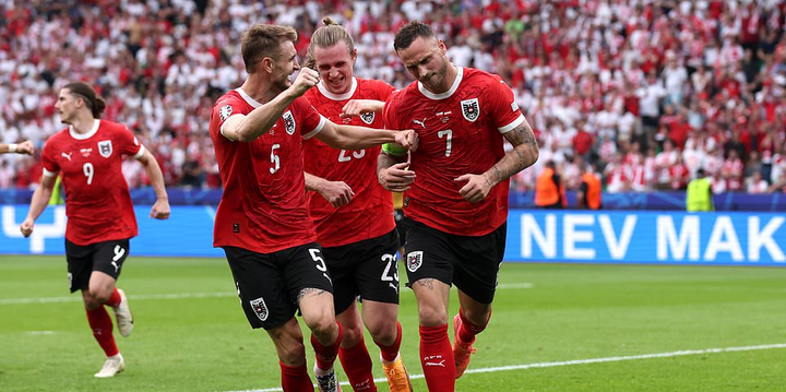 Một trong những bất ngờ lớn nhất ở vòng bảng EURO 2024 là đội tuyển Áo. Đoàn quân của huấn luyện viên Ralf Rangnick bất ngờ đứng đầu bảng D với 6 điểm. Họ giành chiến thắng trước Ba Lan và Hà Lan, chỉ để thua 1 trận trước Pháp với tỉ số 0-1. Bàn thua của Áo ở trận đấu đó là pha phản lưới.