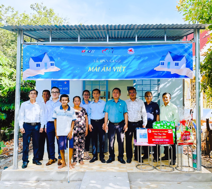 Tập đoàn Hùng Duy trao tặng nhà "Mái Ấm Việt" tại huyện Tân Biên, tỉnh Tây Ninh.