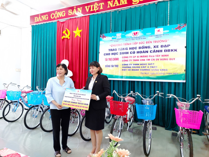 Tập đoàn Hùng Duy tặng xe đạp cho học sinh có hoàn cảnh khó khăn tại tỉnh Tây Ninh.