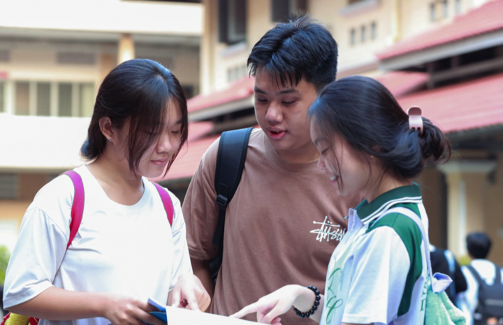 Thí sinh trao đổi về đề thi sau khi làm bài.