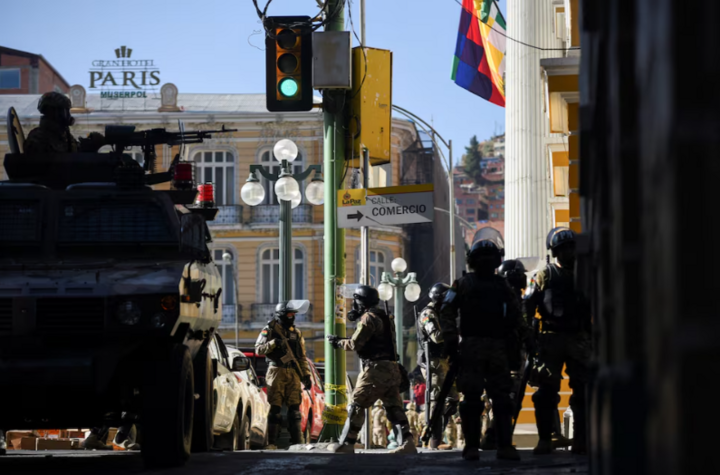 Lực lượng vũ trang được hỗ trợ bởi xe bọc thép bao vây dinh tổng thống tại trung tâm Plaza Murillo ở La Paz, Bolivia. (Ảnh: Reuters)