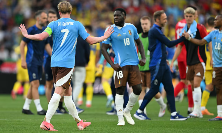 Kevin De Bruyne yêu cầu các cầu thủ trở lại phòng thay đồ.