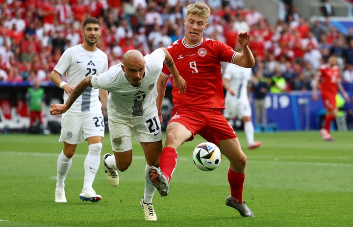 Tiền đạo Rasmus Hojlund cùng tuyển Đan Mạch lọt vào vòng 1/8 EURO 2024 với tư cách nhì bảng C. Dù Hojlund ra sân trong 3 trận vòng bảng nhưng không ghi được bàn thắng nào. Thậm chí, tiền đạo Man Utd chỉ có 2 cú sút.