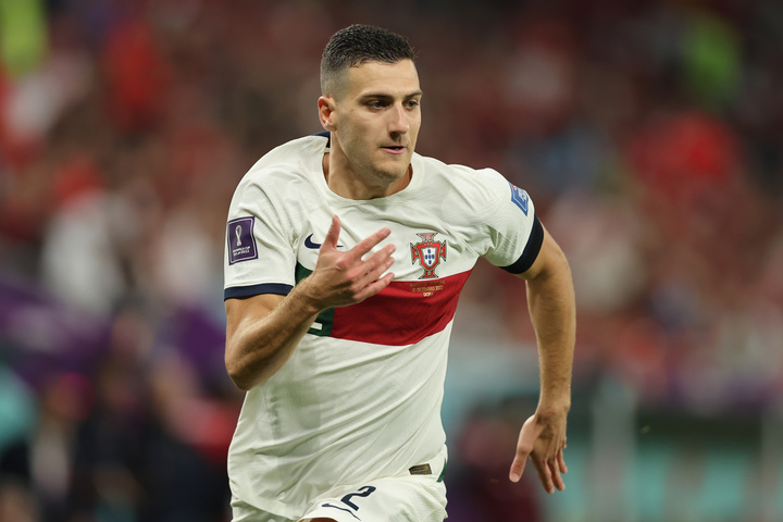 Hậu vệ cánh phải Diogo Dalot đã ra sân 2 trận ở vòng bảng EURO 2024 cho ĐT Bồ Đào Nha với 153 phút thi đấu. Anh đã cùng tuyển Bồ Đào Nha giành quyền vào vòng 1/8. Trong trận đấu hay nhất của đội nhà, Dalot phải ngồi dự bị để Joao Cancelo đá cánh phải.