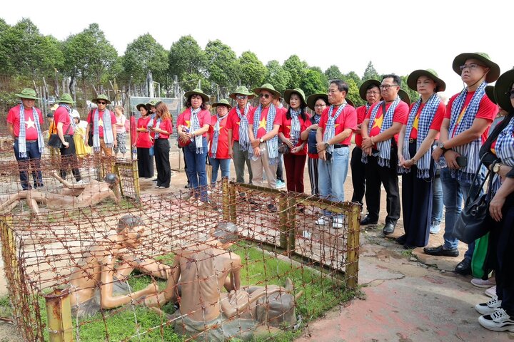 Đoàn công tác đến thăm khu di tích lịch sử Trại giam Phú Quốc.