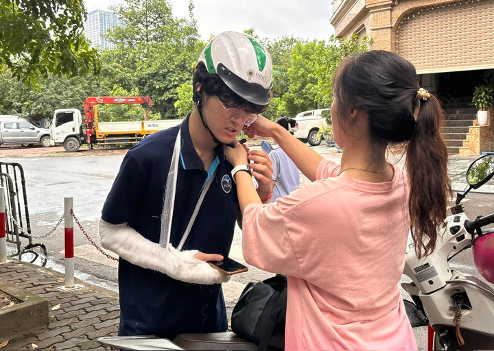 Anh Tuấn luôn được mẹ động viên, chăm sóc.