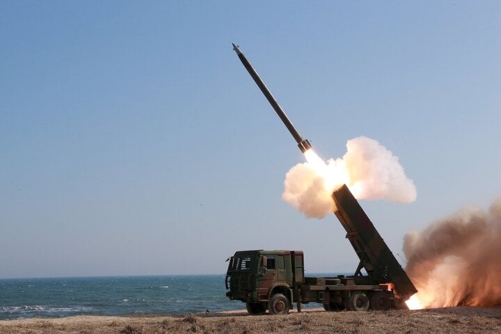 Một bệ phóng tên lửa đa nòng cỡ nòng lớn mới của Triều Tiên khai hỏa trong một cuộc thử nghiệm. (Ảnh: Reuters)