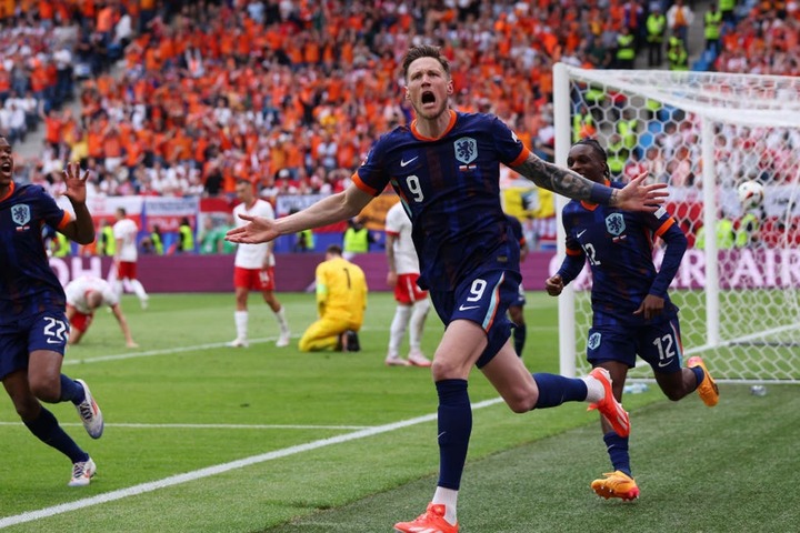 Tiền đạo người Hà Lan, Wout Weghorst đã thi đấu cho Man Utd dưới dạng cho mượn ở mùa giải 2022/23. Trong đó anh ghi được 2 bàn trong 17 lần ra sân. Tại EURO 2024, Wout Weghorst đóng góp 1 bàn thắng khi Hà Lan đánh bại Ba Lan 2-1 hôm 16/6. Chỉ 2 phút sau khi vào sân từ ghế dự bị, Weghorst đã lập công ấn định chiến thắng cho “Cơn lốc màu cam”. Đó cũng là chiến thắng duy nhất của Hà Lan tại vòng bảng EURO 2024.