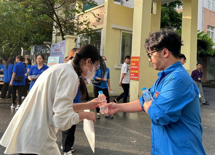 Hành trình đi thi của các sĩ tử 2006 luôn có sự đồng hành của những thanh niên áo xanh. Thí sinh được tặng bánh, nước trước và sau mỗi bài thi.