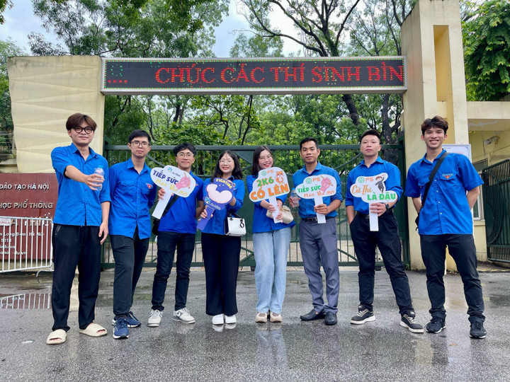 Để tạo niềm vui bất ngờ cho các thí sinh, đội tình nguyện tại Long Biên dành thời gian chuẩn bị những tấm biển in slogan đầy màu sắc. Lời động viên này là món quà vô giá giúp các sĩ tử bình tĩnh - tự tin - chiến thắng.