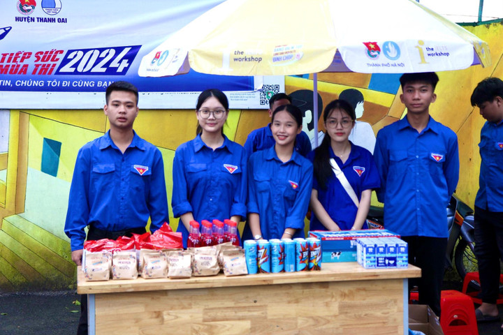 Tại một số điểm trường, đội thanh niên tình nguyện còn chuẩn bị đồ ăn sáng để dành tặng các sĩ tử.