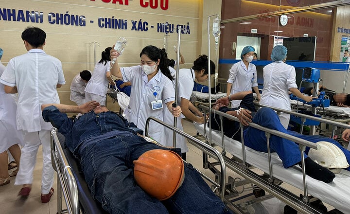 Các bệnh nhân được đưa đi cấp cứu tại bệnh viện.