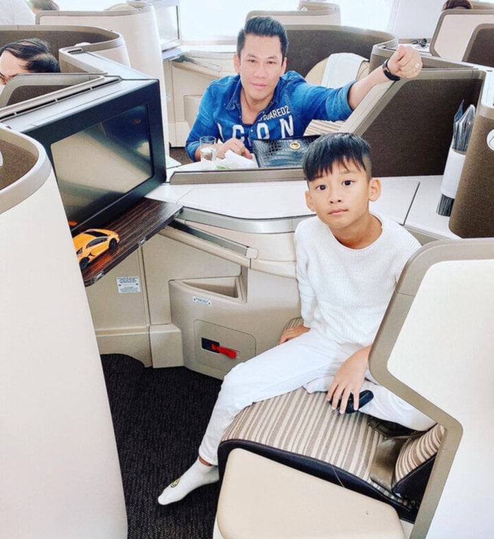Cậu bé thường xuyên được du lịch khắp nơi trên thế giới bằng máy bay hạng thương gia.
