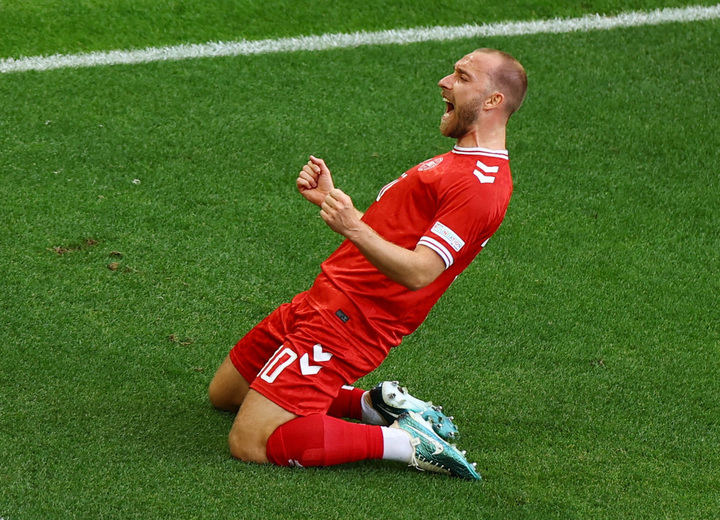 Tiền vệ Christian Eriksen của Man Utd cũng ghi 1 bàn tại vòng bảng EURO 2024. Cầu thủ 32 tuổi mở tỉ số trong trận hòa 1-1 giữa Đan Mạch và Slovenia hôm 16/6. Đây là bàn thắng đầy ý nghĩa của Eriksen, đánh dấu sự trở lại của anh ở EURO sau gần 3 năm kể từ ngày tiền vệ này bị đột quỵ trên sân trong trận đấu gặp Phần Lan.
