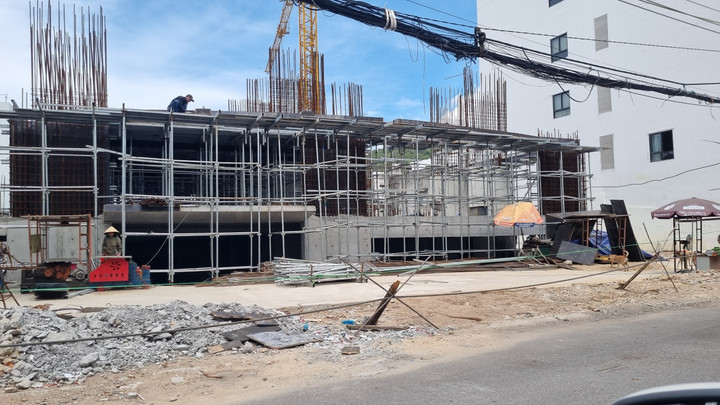 Dự án chung cư Hoàng Đế có tên thương mại là The Landmark Nha Trang do Công ty TNHH Napoleon làm chủ đầu tư.