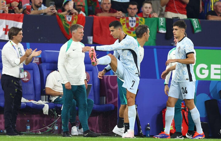 Ronaldo bực tức khi bị thay sớm.