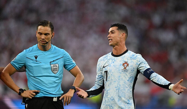 Ronaldo liên tục phản ứng với trọng tài.