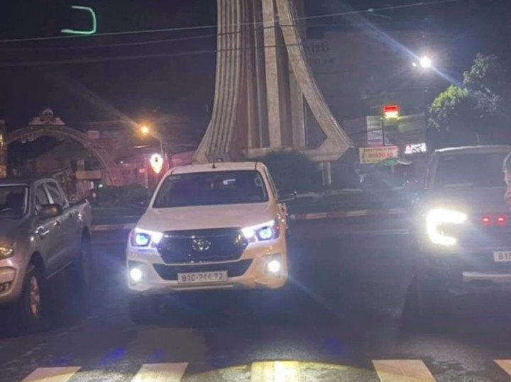 3 xe ô tô bán tải dàn cảnh biểu diễn drift trước bùng binh Đắk Đoa