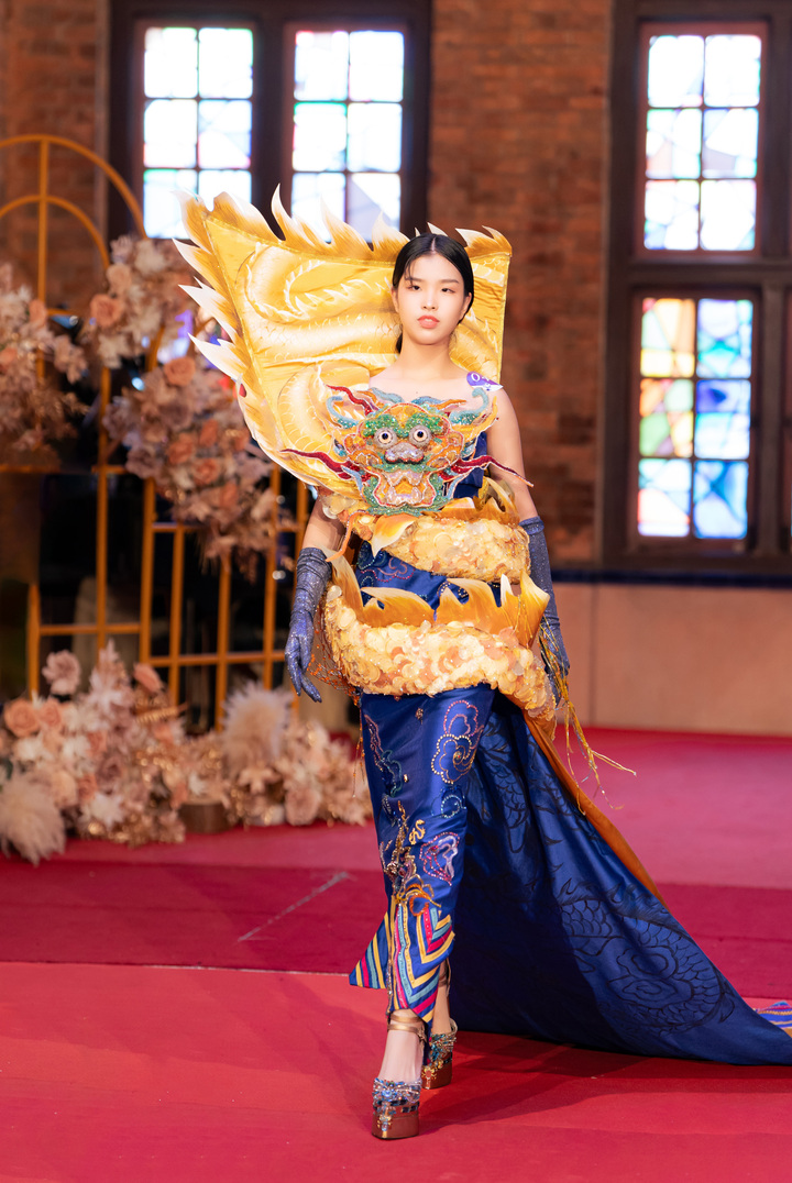 Như Đình tự tin khi trình diễn trên sân khấu.