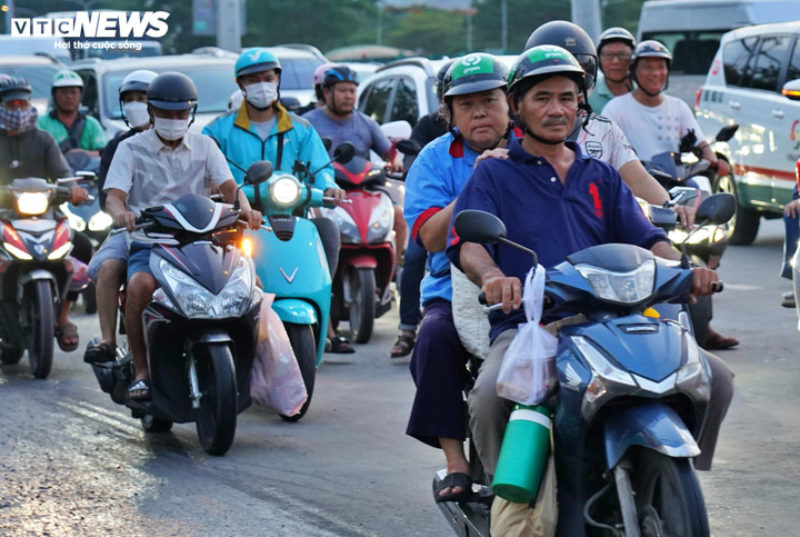 Thời tiết TP.HCM hôm nay 27/6, sáng đến trưa nắng gián đoạn, nhiệt độ cao nhất khoảng 33 độ C.