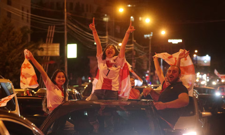 Biển người đổ xuống đường phố Tbilisi.