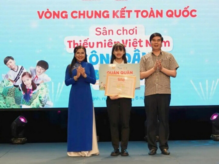 Trao giải nhất cho thí sinh Nguyễn Trà My. Ảnh: BTC
