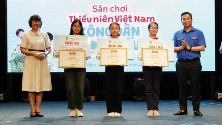 Ba thí sinh được trao giải Ba sân chơi “Thiếu niên Việt Nam - Công dân toàn cầu” năm 2024. ảnh: BTC