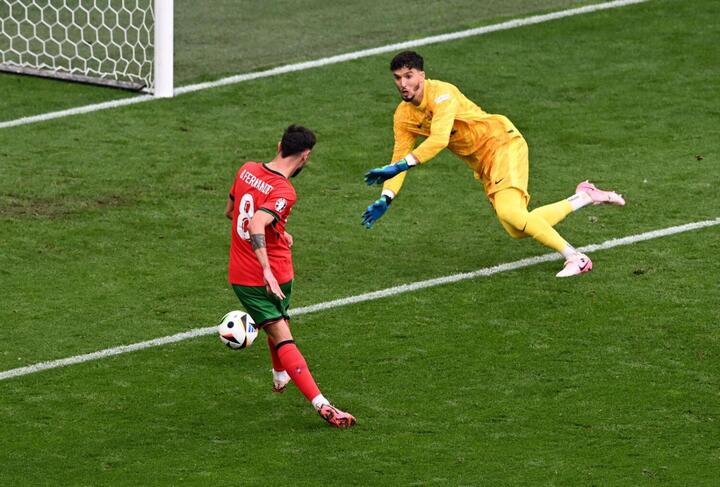 Tiền vệ của Man Utd, Bruno Fernandes ghi 1 bàn tại vòng bảng EURO 2024 khi anh ghi bàn vào lưới Thổ Nhĩ Kỳ trong chiến thắng 3-0 của Bồ Đào Nha hôm 22/6. Người kiến tạo cho Bruno ghi bàn là Cristiano Ronaldo, cựu cầu thủ của Man Utd.
