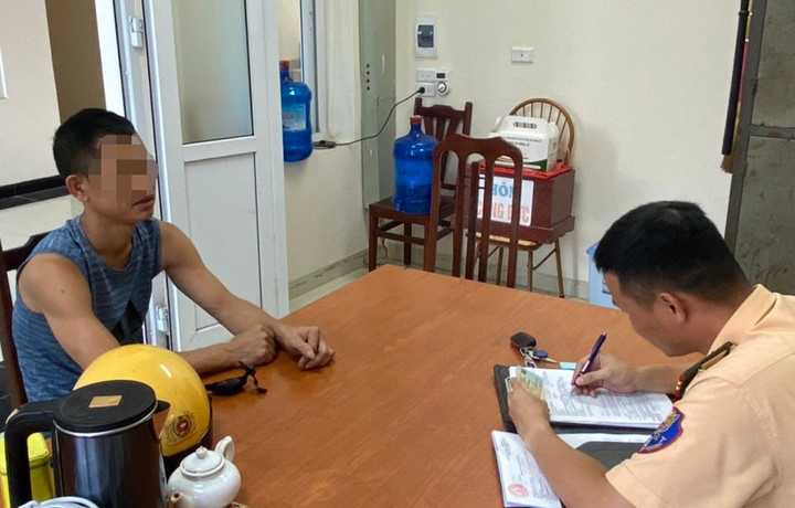 Tài xế N.N.T. tại trụ sở công an.